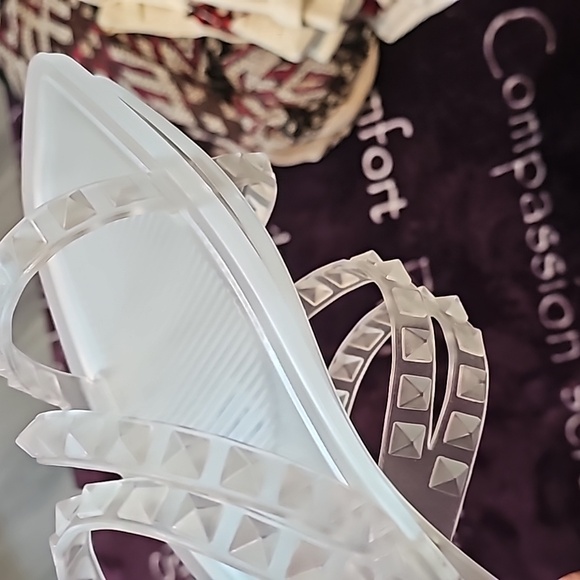 SIZE 8 STEVE MADDEN SEE THROUGH SANDLES - Picture 4 of 4